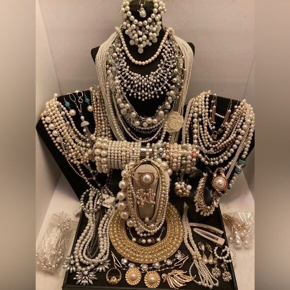 4 LBs vintage Costume gold silver Jewelry Lot~ Signed & Unsigned mostly Wearable - Picture 6 of 10